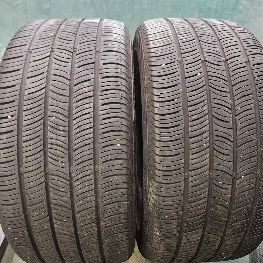 중고 콘티넨탈  275/40R19 & 2754019 타이어 2개 팝니다.